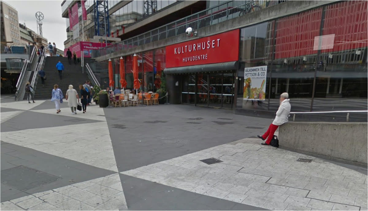 Kulturhusets huvudentré med röd skylt, sedd från Plattan