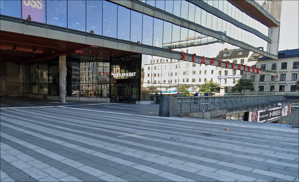 Kulturhusets entré från Sergels torg, under Stadsteaterns skylt